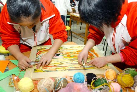 当日,杭州市中小学生艺术节工艺制作比赛在该市青少年活动中心