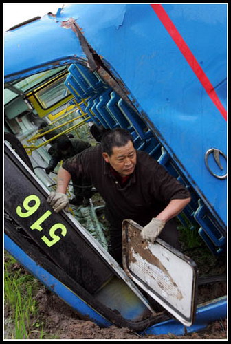 图文：求援人员查看现场后从失事客车车窗爬出