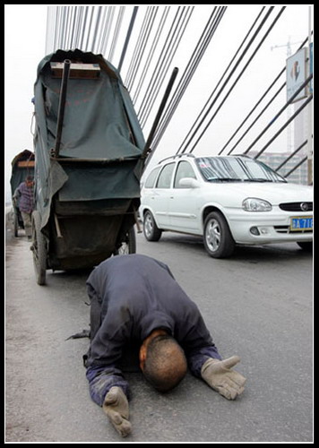 图文:一位出家人在重庆大桥上五体投地朝拜