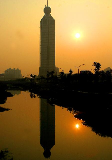 图文:(1)杭州第二电信枢纽大楼即将竣工