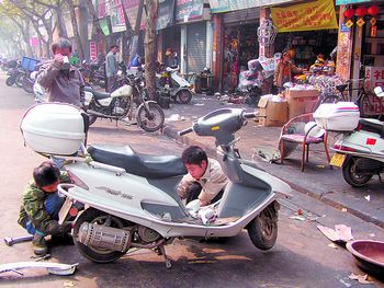 建湘北路街头修摩托车(图)