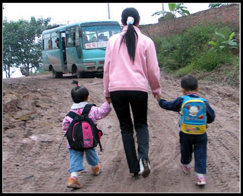 图文：幼儿园老师牵着两个小学生回家