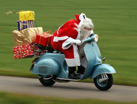 图文:圣诞老人改换交通工具为小孩送礼物