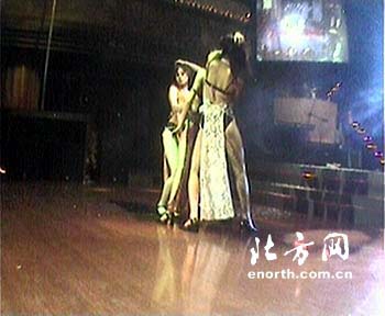 天津夜总会雇佣在校女大学生表演脱衣舞(转载)
