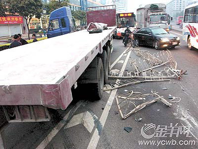 广州大道北:上班高峰,车祸阻路(组图)