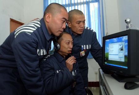 图文:〔社会广角〕(2)重庆监狱开通服刑人员网络视频交流系统
