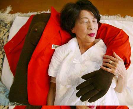 组图:日本推出情人臂弯枕头为主人提供安全感