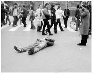 冷漠,在流浪汉身边蔓延(图)