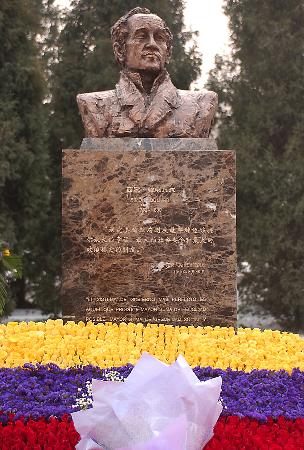 图文:袁熙坤新作委内瑞拉国父玻利瓦尔铜像在北京揭幕