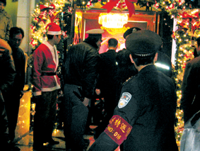 十余文身醉汉夜闹歌舞厅(图)
