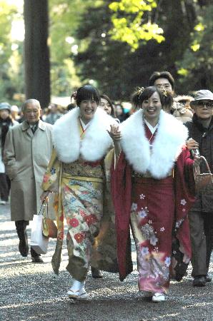 组图:日本东京街头女青年盛装上演新年服饰展