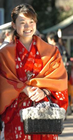 组图:日本东京街头女青年盛装上演新年服饰展