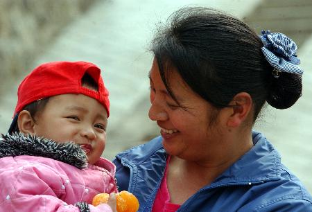 图文：云南昆明达贝村村民高兴地抱着自己的独生女