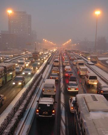 京城新年头场雪使部分路段拥堵       1月5日傍晚,降雪后的北京西