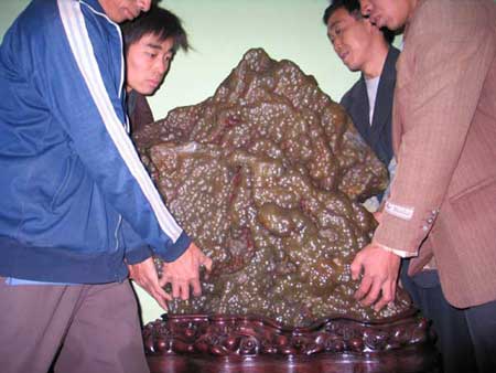 价值380多万绿玛瑙王亮相广州奇石根雕展(2)