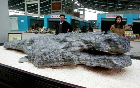 价值380多万绿玛瑙王亮相广州奇石根雕展(2)