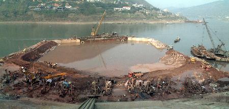 图文:三峡白鹤梁施工围堰开始合龙(1)