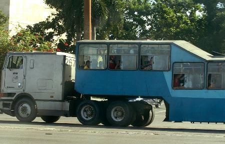组图:古巴首都哈瓦那街上经常出现老爷车