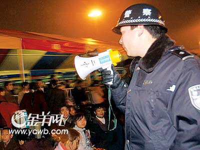 广州警方每天投入1300多人保春运平安(图)