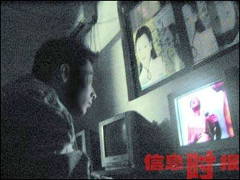 广州黑影吧黄碟吸引看客 有很多未成年人 (图)
