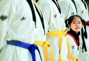 八岁小女孩爱玩跆拳道(组图)