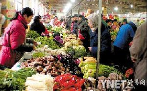 菜市场里新鲜菜摆得满满的摄/赵景鹏