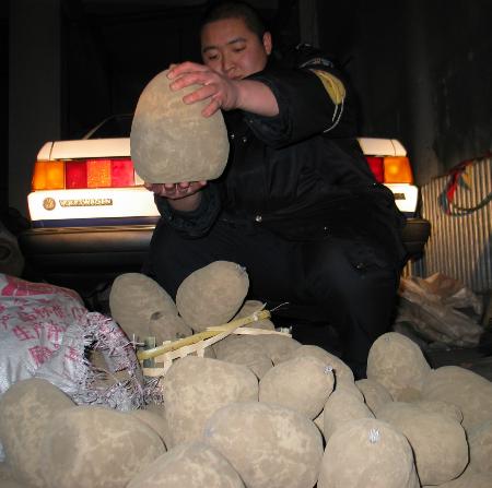 图文:牡丹江市民警收缴自制烟花土地雷