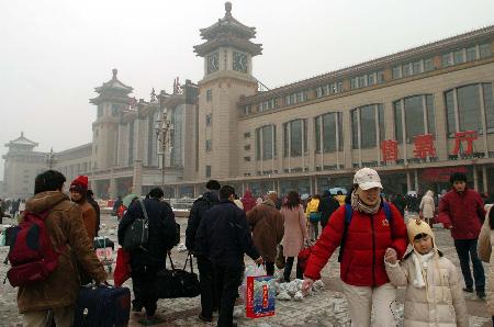 组图：北京铁路雪中迎来返程客流高峰