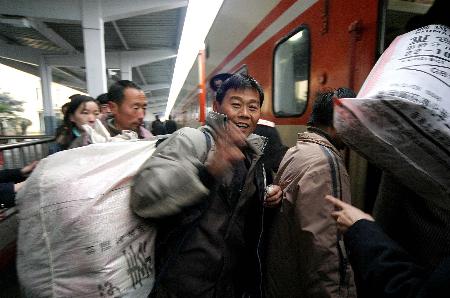 2月15日,在河南许昌火车站,大批外出务工的农民背着行囊,准备前往