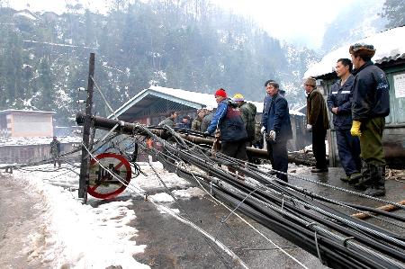 新闻图片云南省贡山县特大暴雨(雪)灾害中倾倒的电线杆(2月20日摄)