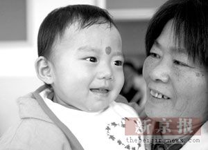 一岁女婴手术成功首次啼哭(图)