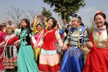 3月8日,浙江省奉化市成立民族妇女联谊会,来自全市城乡22个少数民族