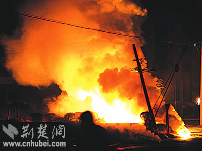 丹江口发生黄磷爆燃事故 两消防警官重伤多人