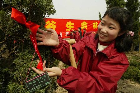 图文:上海癌症康复者种下新生树