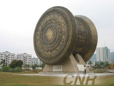 世界最大铜鼓雕塑亮相广西百色(图)