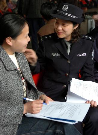 点击此处查看全部新闻图片   4月4日,一位女民警在与旅客交流