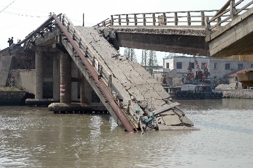 (组图)江苏吴江一桥梁坍塌造成人员伤亡