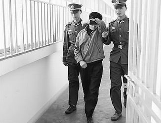 昨天,两名冒充武警军官的犯罪嫌疑人被上海武