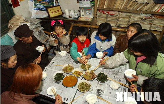 这是3月23日,夏尚林,陈素芳夫妇和孩子们在一起吃晚饭.