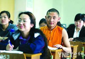 寺庙逐渐对外开放 藏族僧人进京学英语(图)