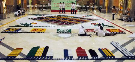 图文:(1)10万多米诺骨牌庆浦东开发开放15周年