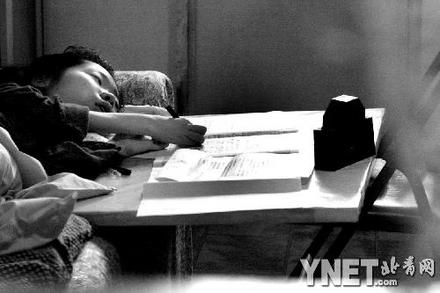 患肌无力坚强女孩躺着参加自学考试(图)