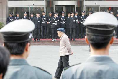 物业交接保安对峙不"动粗",戒台寺修缮发现一口古井(图)