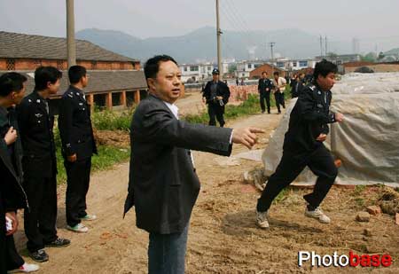 安徽巢湖民警遭数十名民工殴打牺牲(组图)