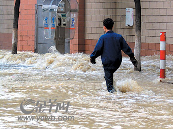 广州芳村大道中某化工厂门前:洪水浸泡 马路地