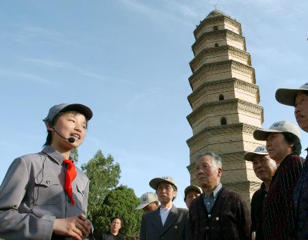 4月27日,延安的"小八路"讲解员史绪在宝塔山为游客介绍景区情况