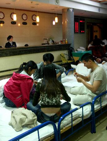 图文:游客睡大堂