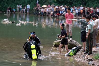 两名小学生深潭中游泳被淹死蛙人搜索不见尸体