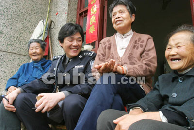 武昌北站货场铁路民警赵群和他的12个娘(组图)