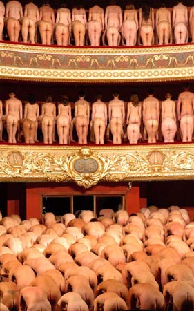 几百名裸体男女表现公众裸体行为艺术.